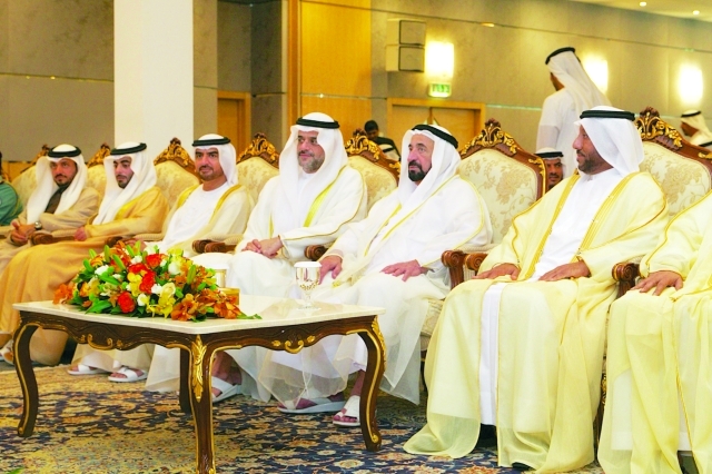 "■ سلطان القاسمي خلال افتتاح المعرض بحضور سلطان بن محمد بن سلطان القاسمي وعبدالله بن سالم القاسمي | البيان"