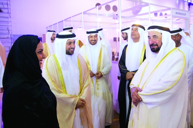 "■ سموه خلال جولة في أجنحة المعرض"
