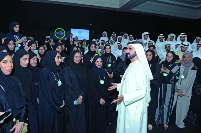 "نائب رئيس الدولة في حديث مع فريق المتطوعين في القمة"