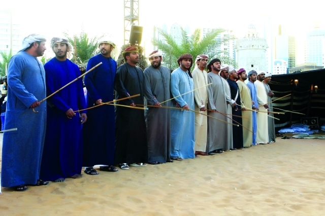 "■ يشهد زوار المهرجان عروض يومية لرقصة العيالة - البيان"