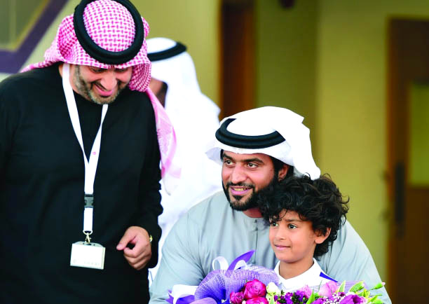 "■ عبد الله بن محمد بن خالد في لقطة أبوية مع العيناوي الصغير | البيان"