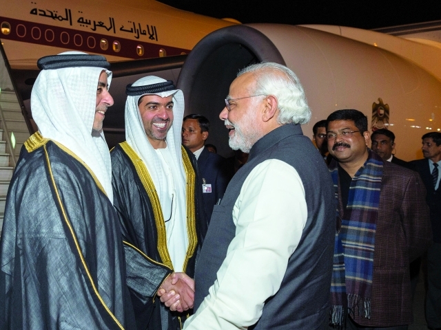 "■ رئيس الوزراء الهندي مستقبلاً سيف وحامد بن زايد"