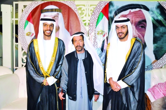 "العريسان حميد ومحمد مع والدهما"