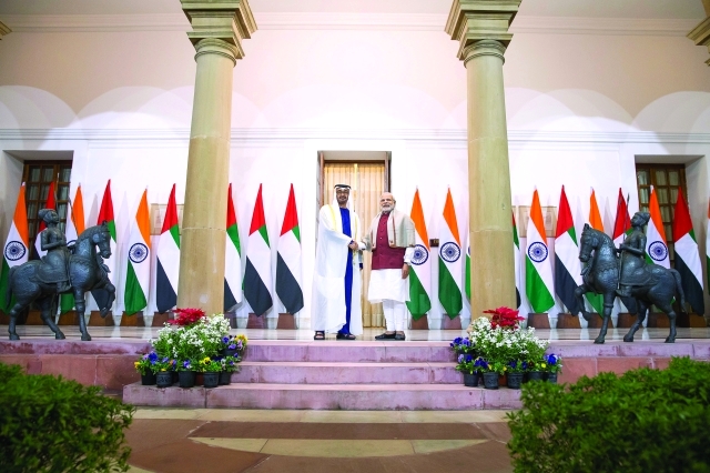 "محمد بن زايد مصافحاً ناريندرا مودي  ــ  وام"