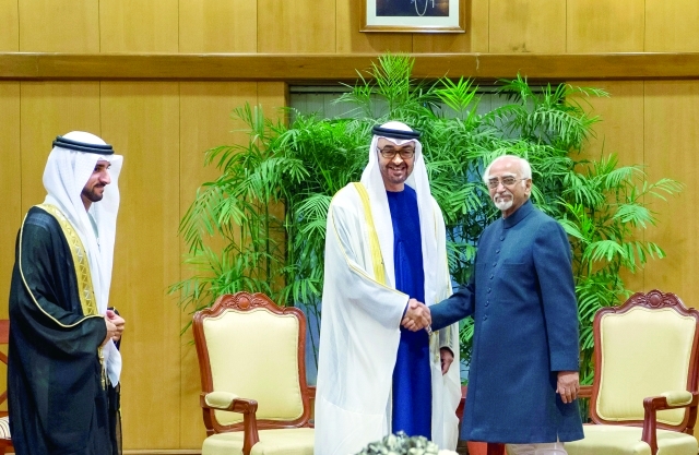 "سموه يصافح محمد أنصاري بحضور حمدان بن محمد"
