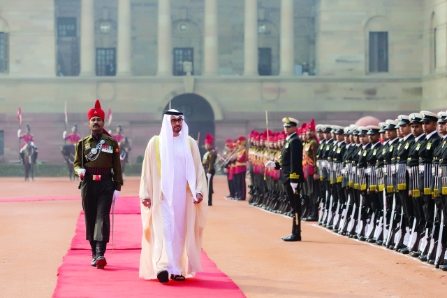 "■ ولي عهد أبوظبي يستعرض حرس الشرف"