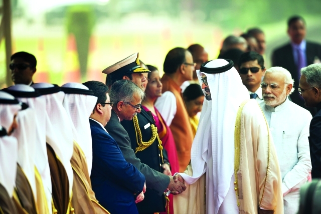 "■ سموه يصافح مستقبليه من كبار المسؤولين في الهند"