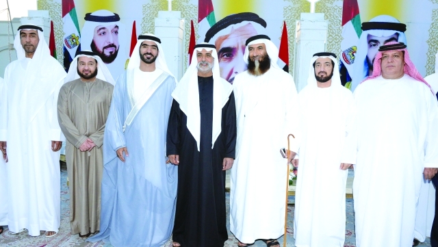 "نهيان بن مبارك مع الحضور"