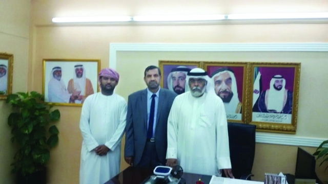 "■ مدير المدرسة مع مشرف المشروع وأحد الطلاب المشاركين فيه"
