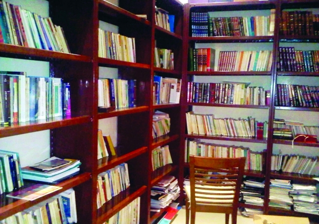 "جانب من مكتبته"