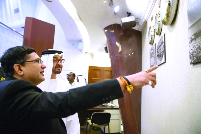 "■ محمد بن زايد يطلع على لوحات عن تاريخ السوق"