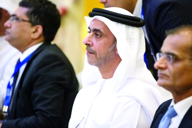 "■ سيف بن زايد متوسطاً مسؤولي السوق"