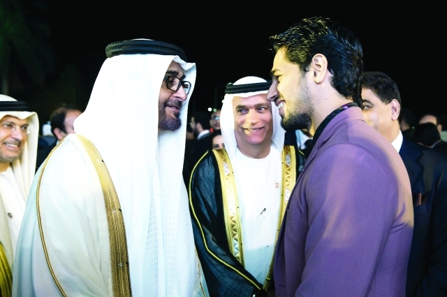 "■ محمد بن زايد مصافحاً الحضور في الحفل يرافقه أحمد البنا"