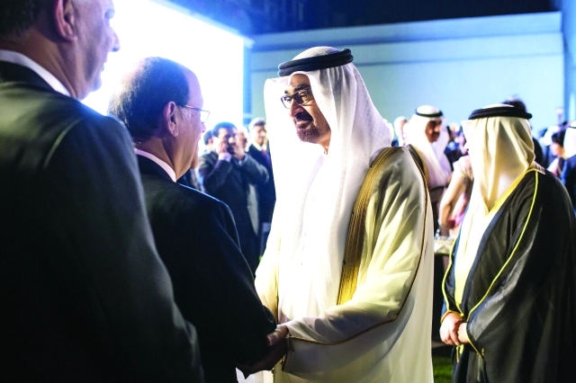 "■سموه يصافح مسؤولين ورجال أعمال في الهند"
