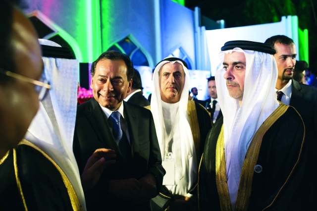 "■ سيف بن زايد يصافح الحضور"