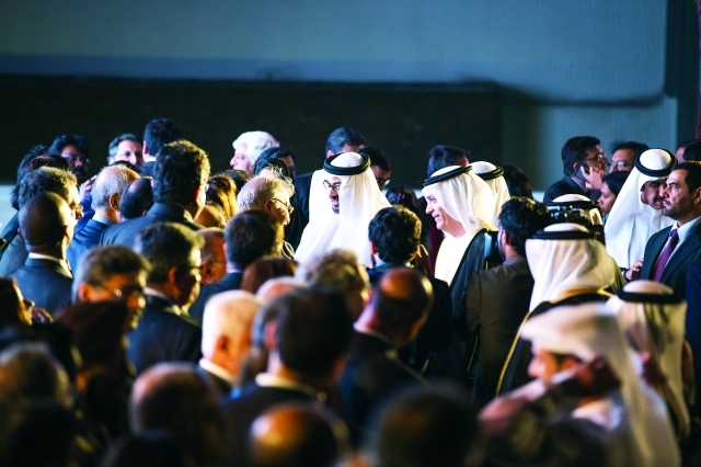 "■ محمد بن زايد مصافحاً مسؤولين ورجال أعمال في الهند بحضور أحمد البنا"