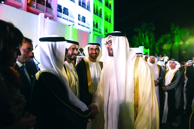 "■ سموه يصافح الحضور"