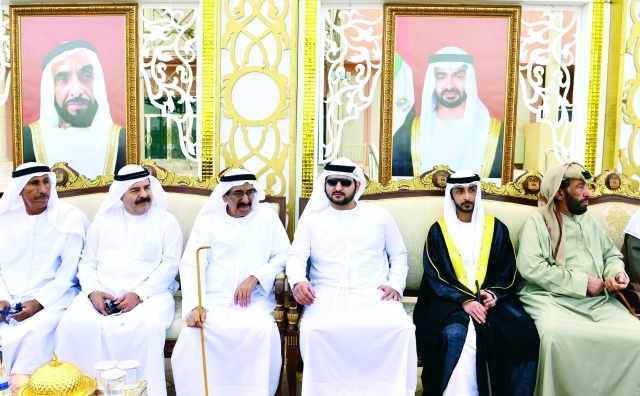 "مكتوم بن محمد أثناء الحفل بحضور محمد النابودة | تصوير سيف محمد"