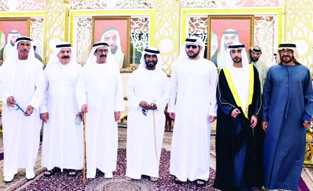 "سموه متوسطاً العريس والحضور"