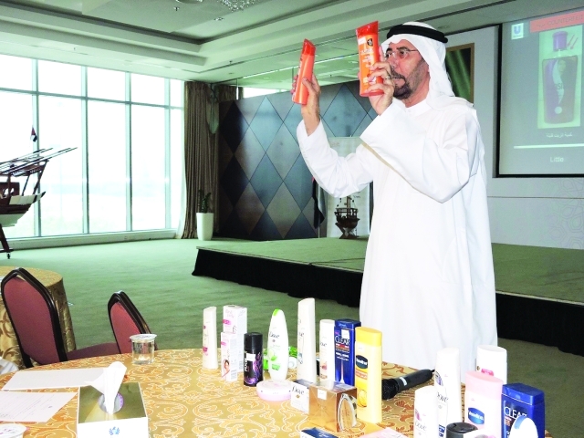 "■ خلال إحدى فعاليات جمارك دبي للتعريف بالبضائع المقلدة | البيان"