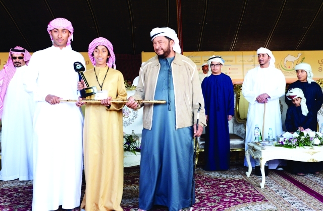 سلطان بن زايد يتوّج الفائزين بالمهرجان التراثي