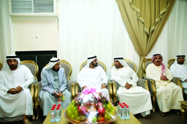 "■ محمد بن راشد يقدم واجب العزاء | تصوير: خليفة عيسى"