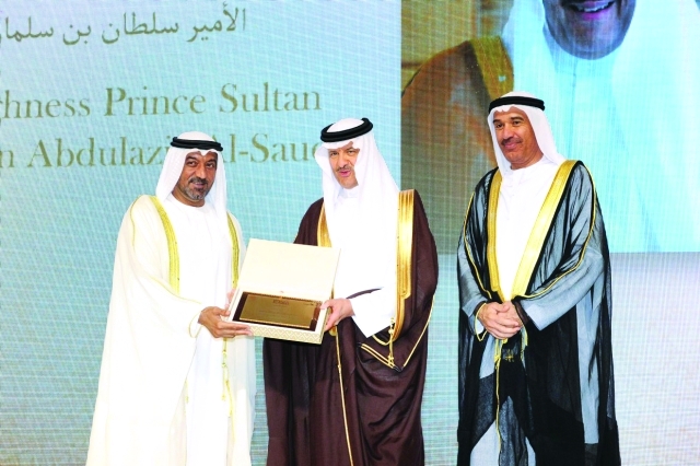 "■ أحمد بن سعيد يكرم الأمير سلطان بن سلمان بحضور حسين لوتاه"
