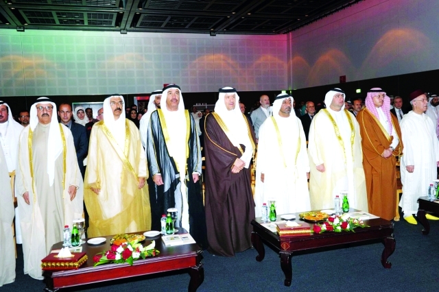 "■ أحمد بن سعيد وراشد بن حمدان بن راشد وسلطان بن سلمان ومحمد المر وحسين لوتاه وسعيد الكندي وجانب من الحضور خلال الحفل | من المصدر"