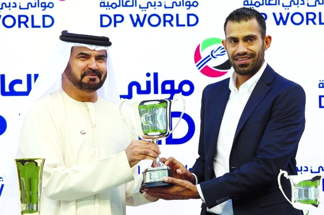 "■ محمد المعلم يسلم الجائزة إلى علي جان"