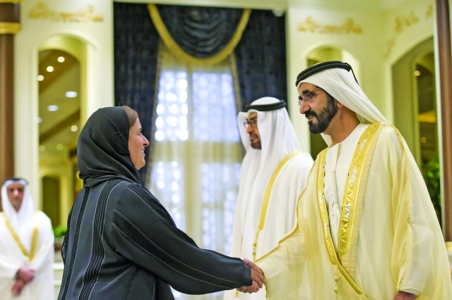 "■ .. وسموه بحضور محمد بن زايد مصافحاً لبنى القاسمي بعد أدائها اليمين"