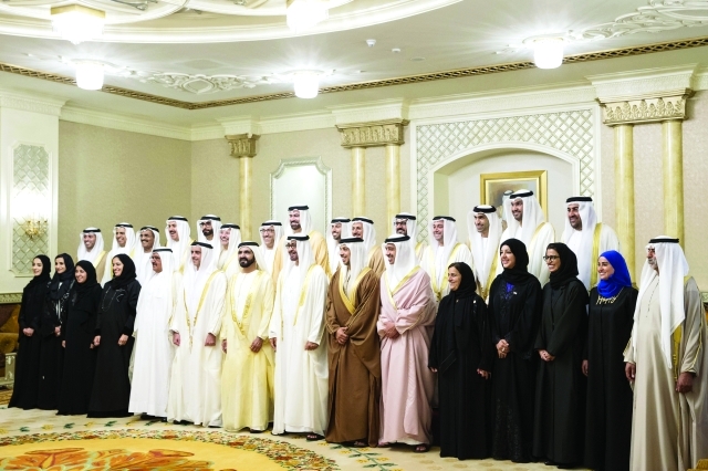 "■ محمد بن راشد ومحمد بن زايد يتوسطان وزراء الحكومة الجديدة بعد أداء اليمين الدستورية | وام"