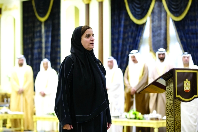 "■  لبنى القاسمي أثناء تأدية اليمين الدستورية"