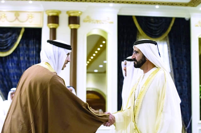 "■ محمد بن راشد مصافحاً منصور بن زايد"