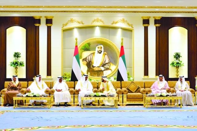 "■ محمد بن راشد في حديث مع محمد بن زايد بحضور حمدان بن راشد وسيف ومنصور وعبدالله بن زايد ونهيان بن مبارك   |  تصوير: سيف محمد ووام"