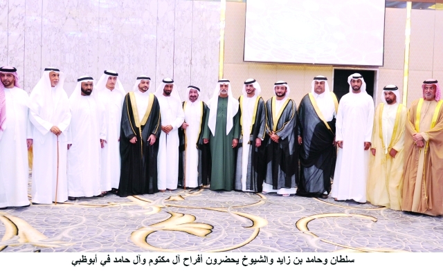 "نهيان بن مبارك يتوسط العريس وذويه"