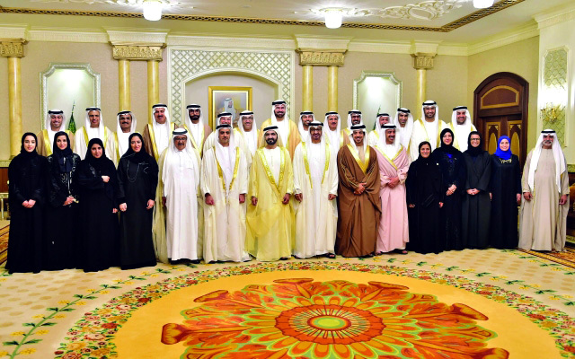 "■ محمد بن راشد ومحمد بن زايد يتوسطان وزراء حكومة المستقبل عقب تأدية اليمين الدستورية  |  تصوير: سيف محمد"