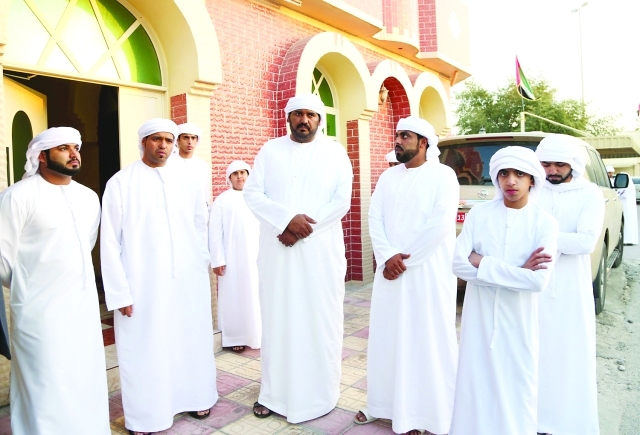 "■ أشقاء الشهيد عقب سماع نبأ الاستشهاد   |  تصوير: حنيف"