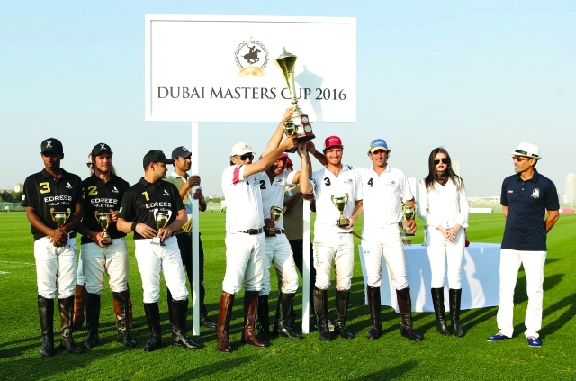 "■ فريق مهرة سعيد بكأس البطولة في حضور الوصيف إدريس  |  تصوير زافير ويلسون"