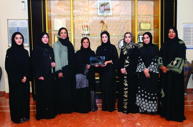 "Ⅶ لبنى القاسمي وعدد من أعضاء مؤسسة التنمية الأسرية | وام"