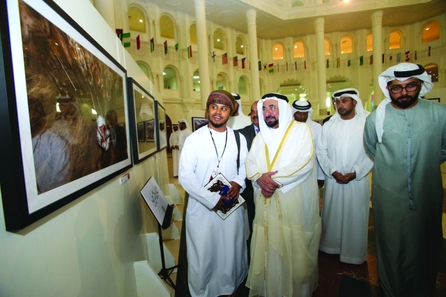 "■ حاكم الشارقة يطلع على الأعمال المشاركة | البيان"