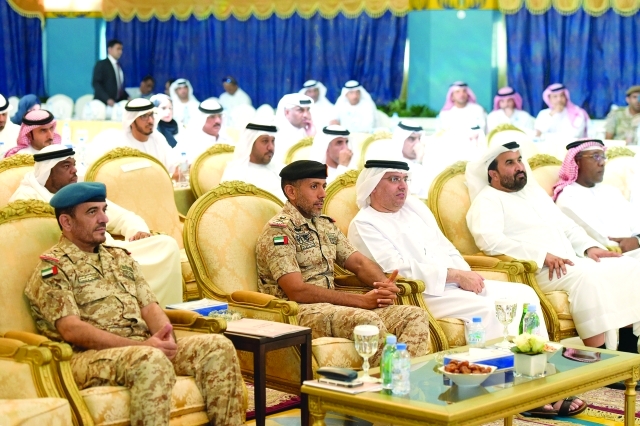 "■ أحمد بن طحنون وجانب من المشاركين في الملتقى  |   من المصدر"