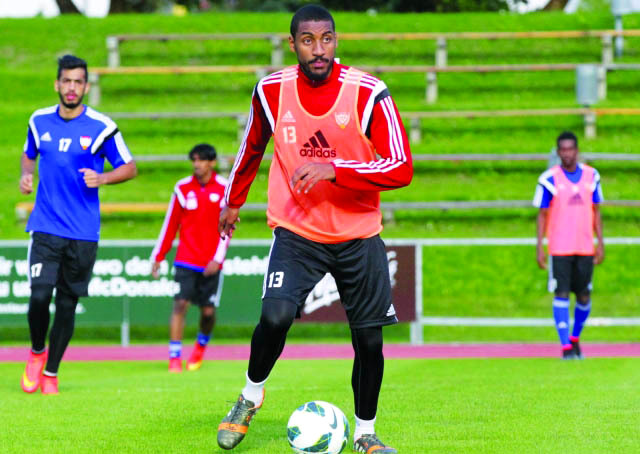 "■ لاعب الوسط خميس إسماعيل"