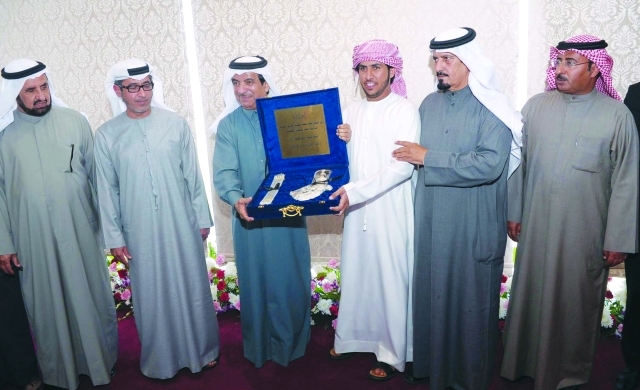 "■ راشد بن حمدان خلال تتويج الفائزين في منافسات الأمس"