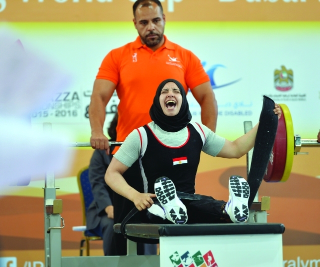 "■ المصرية رحاب تهلل للفوز بذهبية وزن 50 كلغ | تصوير جابر عابدين"