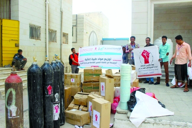 "جانب من المساعدات الطبية وأسطوانات الأوكسجين التي توزع على مستشفيات تعز | البيان"
