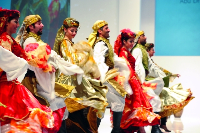 "فرقة أورنينا في أحد عروضها من المصدر"