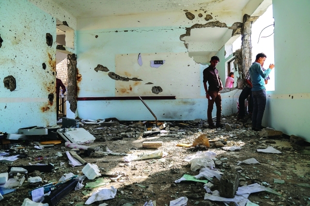 "تلامذة يتفقدون أحد الفصول الدراسية في مدرسة استهدفتها الميليشيات في تعز"