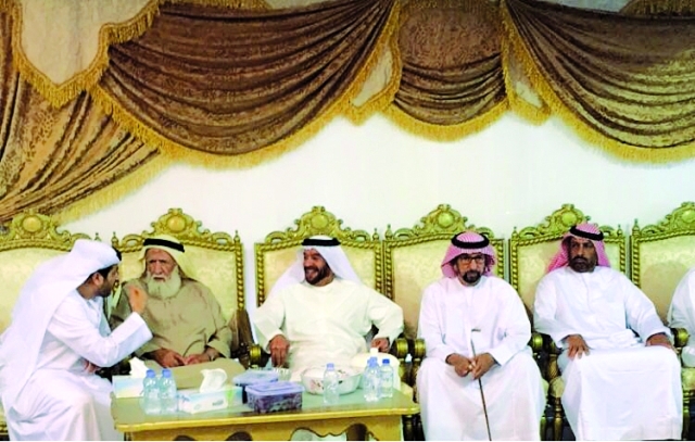"■ سرور بن محمد يعزي أسرة الفقيد"