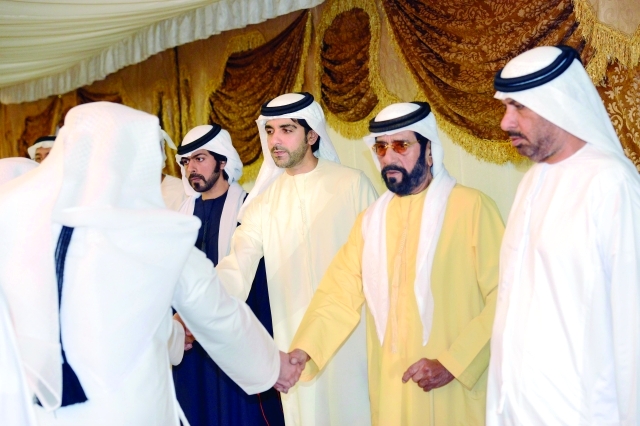 "■ طحنون بن محمد خلال العزاء يرافقه هزاع وخليفة بن طحنون | وام"