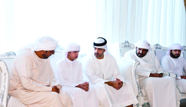 "■ حامد بن زايد خلال تقديمه العزاء في شهيد الوطن والواجب عبدالله الشامسي | وام"